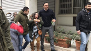 Συλλαλητήριο για τη Μακεδονία: Ο Κικίλιας βοηθά διαδηλώτρια που δέχθηκε δακρυγόνα