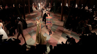 Dior: Η συλλογή Άνοιξη/Καλοκαίρι 2019 με φεμινιστικά μηνύματα στο Παρίσι