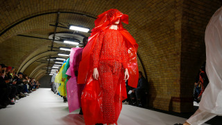 Εβδομάδα Μόδας του Λονδίνου: «Πλαστικά» ντεφιλέ και περιβαλλοντικές ανησυχίες