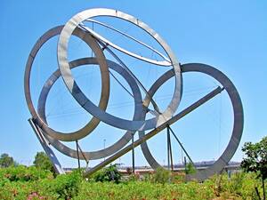 Ολυμπιακοί κύκλοι, 2001, ανοξείδωτος χάλυβας, 1500 εκ. ύψος, Διεθνής Αερολιμένας Αθηνών "Ελευθέριος Βενιζέλος", Σπάτα, Αττική