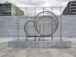 Τρεις κύκλοι, 1984, ανοξείδωτος χάλυβας, 226 εκ. ύψος, Κήπος των Γλυπτών, Νέα Παραλία Θεσσαλονίκης