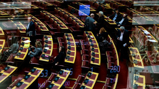 Ένταση στη Βουλή για την ονομαστική ψηφοφορία - Στο κυνήγι της δεδηλωμένης η κυβέρνηση
