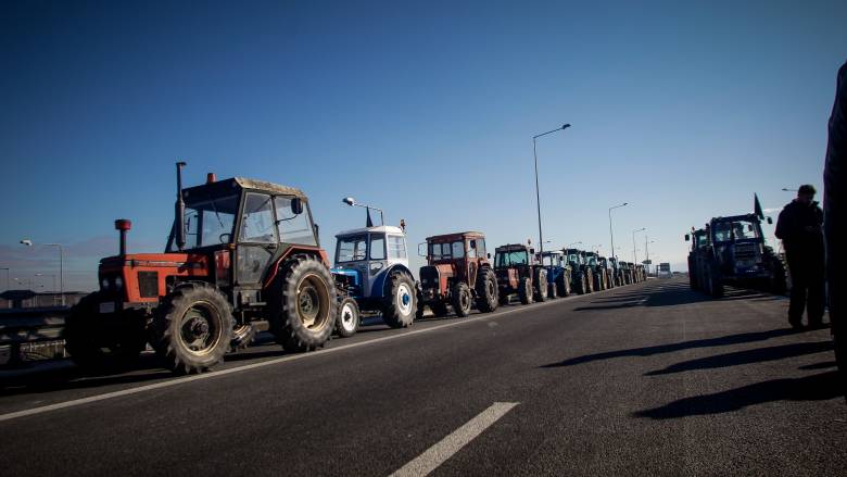 Μπλόκα αγροτών 2019: Κατεβάζουν τα τρακτέρ στη Λάρισα - Παραμένουν στα μπλόκα