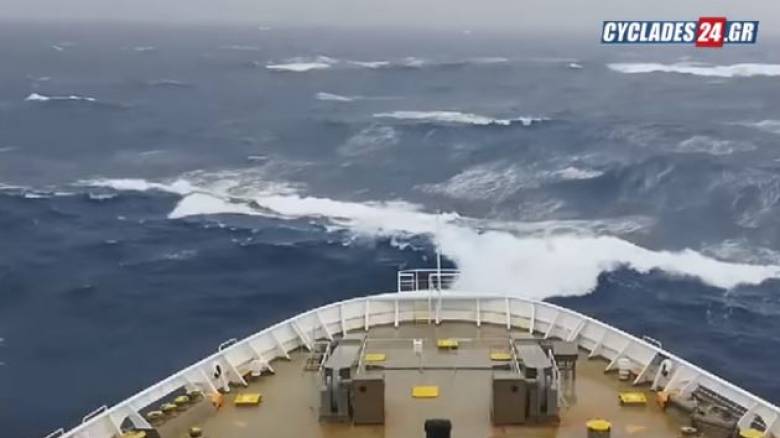 Εντυπωσιακό βίντεο: Η «μάχη» ελληνικού πλοίου με τα κύματα στη θάλασσα της Αδριατικής