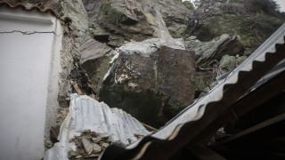 Χανιά: Τεράστιος βράχος αποκολλήθηκε από το βουνό και έπεσε σε σπίτι