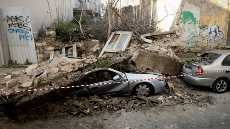 Κατέρρευσε σπίτι στο Γκάζι - Δύο αυτοκίνητα καταπλακώθηκαν