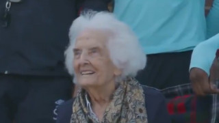 Πέθανε η γηραιότερη φίλαθος της Γουέστ Χαμ: Η «θρυλική γιαγιά» ήταν... 102 ετών