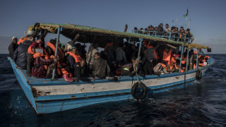 Συναγερμός στη Μεσόγειο: Σκάφος με 150 μετανάστες πλέει ακυβέρνητο ανοικτά της Λιβύης