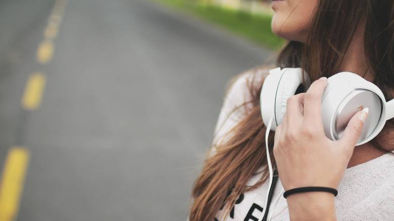 Οι ειδικοί προειδοποιούν: Πώς οι μουσικές συνήθειες των millennials θέτουν σε κίνδυνο την ακοή τους
