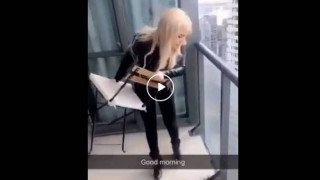 Ελεύθερη αφέθηκε η «οργισμένη» ξανθιά influencer που πέταξε καρέκλα από ουρανοξύστη