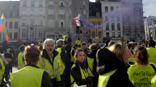 Συναγερμός στη Γαλλία: Αυτοκίνητο έπεσε πάνω σε «κίτρινα γιλέκα»