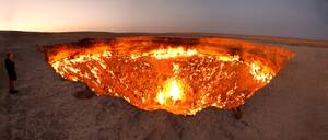 Η πύλη της κολάσεως στο Τουρκμενιστάν: Η «πύλη της κολάσεως» -ή αλλιώς κρατήρας Darvaza- είναι κάτι το μοναδικό στον κόσμο. Ο κρατήρας «γεννήθηκε» πριν από 40 χρόνια κατά τη διάρκεια εξόρυξης φυσικού αερίου και στη συνέχεια οι επιστήμονες του έβαλαν φωτιά