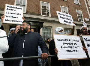 Διαδήλωση έξω από την Ύπατη Αρμοστεία του Πακιστάν το Λονδίνο, το 2007. Οι διαδηλωτές ζητούν να μην δωθεί στον Ρούσντι ο τίτλος του Σερ.