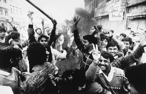 26 Φεβρουαρίου, 1989. Για δεύτερη μέρα συνεχίζονται οι αιματηρές διαδηλώσεις στο Ραβαλπίντι του Πακιστάν, εναντίον του Ρούσντι. Την προηγούμενη μέρα, έξι άνθρωποι σκοτώθηκαν σε συγκρούσεις με την αστυνομία.