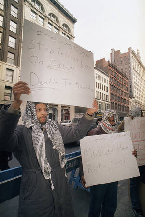 Διαδήλωση, το 1989, έξω από τα γραφεία της Viking-Penguin, στη Νέα Υόρκη. Είναι ο εκδοτικός οίκος που ανέλαβε την έκδοση των "Σατανικών Στίχων" στις ΗΠΑ.