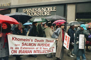 Μέλη της εθνικής ένωσης συγγραφέων διαδηλώνουν μπροστά σε ένα βιβλιοπωλείο των Barnes and Noble στην Πέμπτη Λεωφόρο της Νέας Υόρκης, το 1989, μετά την άρνηση του βιβιοπωλείου να πουλήσει τους "Σατανικούς Στίχους".