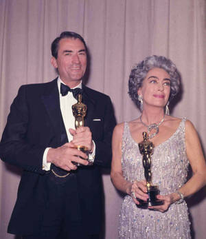 8 Απριλίου 1963
Ο Αμερικανός ηθοποιός Γκρέγκορι Πεκ με το πρώτο Όσκαρ που κέρδισε -μετά από πέντε συνεχείς υποψηφιότητες- για την ερμηνεία του στην ταινία «To Kill a Mockingbird». Δίπλα του η Τζόαν Κρόφορντ κρατάει το βραβείο που κέρδισε η Αν Μπάνκροφτ γ