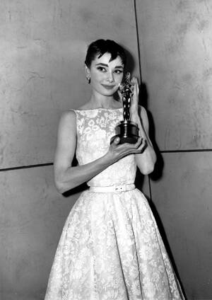 25 Μαρτίου, 1954
Η Όντρεϊ Χέπμπορν κερδίζει το Όσκαρ πρώτου γυναικείου ρόλου για την ερμηνεία της στην ταινία «Roman Holiday».