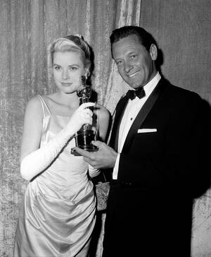 30 Μαρτίου 1955
Η Γκρέις Κέλι παραλαμβάνει από τον Ουίλιαμ Χόλντεν το βραβείο Α’ γυναικείου ρόλου.