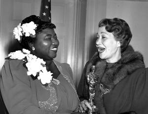 1940, Η Χάτι ΜακΝτάνιελ, στα αριστερά, κερδίζει το Όκαρ Β' γυναικείου ρόλου για την ερμηνεία της ως "Mammy" στην ταινια "Όσα παίρνει ο άνεμος".