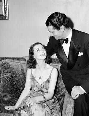 1940. Η Βίβιαν Λι και ο Λόρενς Ολίβιε στο Χόλιγουντ, στην ετήσια δεξίωση για τα Όσκαρ, ένα από τα οποία κέρδισε και η ίδια για την ερμηνεία της ως Σκάρλετ Ο Χάρα στο "Όσα παίρνει ο άνεμος".