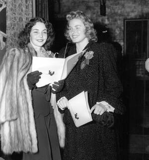 1944. Στα αριστερά η Τζένιφερ Τζόουνς, υποψήφια για Όσκαρ για την ερμηνεία της στην ταινία "The Song of Bernadette". Δίπλα της η Ίνγκριντ Μπέργκμαν, υποψήφια επίσης για Όσκαρ Α γυναικείου ρόλου, για την ταινία "Για ποιον χτυπάει η καμπάνα". Το Όσκαρ κέρδι