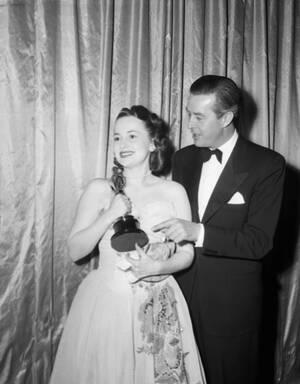 1947. Η ηθοποιός Ολίβια Ντε Χάβιλαντ αγκαλιάζει το βραβείο που κέρδισε για την ερμηνεία της στην ταινία "To Each His Own".