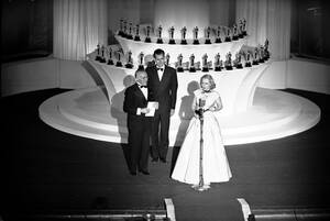 1947. Η ηθοποιός Σελέστ Χολμ δίνει τον ευχαριστήριο λόγο της αφού κέρδισε το Όσκαρ Β' γυναικείου ρόλου για την ερμηνεία της στην ταινία "Gentleman's Agreement". Photo)