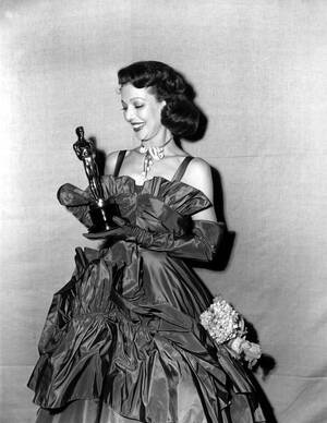 1948. Η Λορέτα Γιανγκ κοιτάει το Όσκαρ Α' γυναικείου ρόλου που κέρδισε για την ερμηνεία της στην ταινία "The Farmer's Daughter".