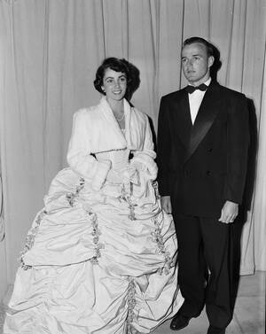 1949. Η νεαρή ηθοποιός Ελίζαμπεθ Τέιλορ, μαζί με τον σύντροφό της, το Λοχαγό Γκλεν Ντέιβις του Ουέστ Πόιντ, φτάνουν στα Όσκαρ.