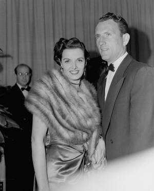 1949. Η ηθοποιός Τζέιν Ράσελ φτάνει στην απονομή, με το σύζυγό της, Μπομπ Γουότερφιλντ, σταρ του επαγγελματικου ποδοσφαίρου. Η  Ράσελ πρωταγωνιστεί στην ταινία "Paleface", το τραγουδι της οποίας "Buttons and Bows" πήρε το όσκαρ καλύτερου τραγουδιού.