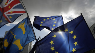 Guardian: Οι Βρετανοί ίσως χρειαστεί να πληρώνουν για να επισκεφθούν την Ευρώπη μετά το Brexit