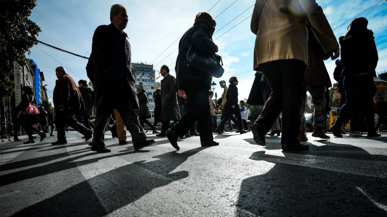 ΙΟΒΕ: Το 64% των Ελλήνων μόλις που τα βγάζει πέρα
