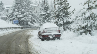 Λάρισα: Λεωφορεία και αυτοκίνητα αποκλείστηκαν στα χιόνια για ώρες