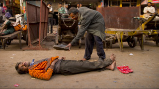 Ινδία: Ανεβαίνει δραματικά ο αριθμός των νεκρών από το νοθευμένο αλκοόλ