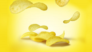 Ξεχάστε ό,τι ξέρατε για τα… πατατάκια: Έρχονται τα one hand chips και είναι πόσιμα!