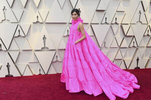 Στους καλοντυμένους της βραδιάς, η πρωταγωνίστρια του «Crazy Rich Asians», Τζέμα Τσαν που επέλεξε επίσης ροζ φόρεμα από ταφτά από την Couture συλλογή του Valentino.
