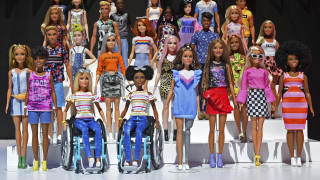 Μπορεί η Barbie ν' αλλάξει τον κόσμο; Όχι, αλλά μπορεί να δείξει έναν κόσμο που αλλάζει