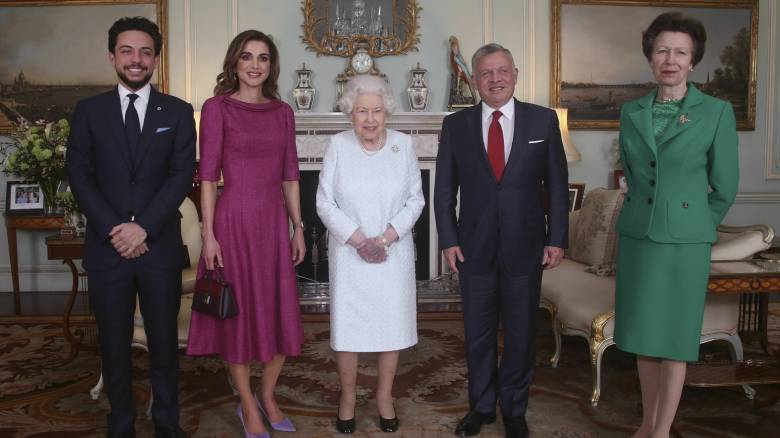 Το μελανιασμένο χέρι της βασίλισσας Ελισάβετ ανησυχεί τη Βρετανία