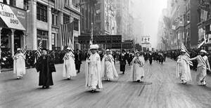 Το 1915, η δρ. Άννα Σο και η Κάρι Τσάπμαν Κατ, ιδρύτριες του Συνδέσμου Γυναικών Ψηφοφόρων, βρίσκονται στην κεφαλή της πορείας για τα δικαιώματα των γυναικών στη Νέα Υόρκη. Στην πορεία συμμετέχουν περί τις 20.000 γυναίκες, που περπατούν στην Fifth Avenue.