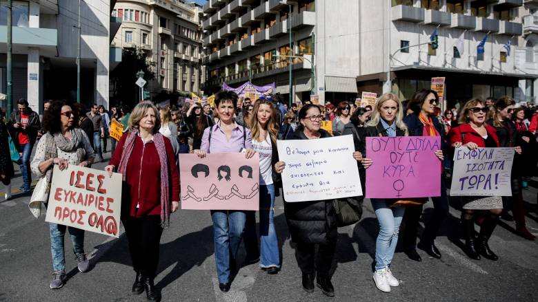 Παγκόσμια Ημέρα της Γυναίκας: «Δεν είναι γιορτή, είναι απεργία» φώναξαν εκατοντάδες γυναίκες