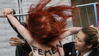 Παγκόσμια Ημέρα της Γυναίκας: Γυμνόστηθες Femen έξω από οίκους ανοχής στο Αμβούργο
