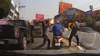 Απίστευτες σκηνές στη μέση του δρόμου: Οδηγοί πιάστηκαν στα χέρια