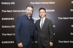 (από αριστερά προς δεξιά): Ο κος Άρης Παρασκευόπουλος, Επικεφαλής του Τμήματος Κινητής Τηλεφωνίας της Samsung σε Ελλάδα και Κύπρο, με τον Πρόεδρο της Samsung Electronics Hellas, κο Byung Moo (Θεόφιλος) Shin, μετά την παρουσίαση του νέου Galaxy S10.
