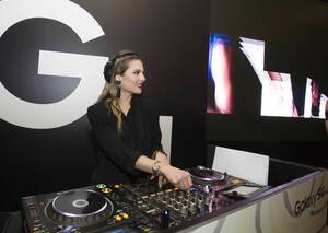 Η DJ Xenia Ghali διασκέδασε τους προσκεκλημένους με τις μουσικές της επιλογές.
