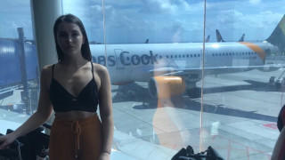 «Ντύσου ή κατέβα από το αεροπλάνο»: 21χρονη καταγγέλλει αεροπορική εταιρεία