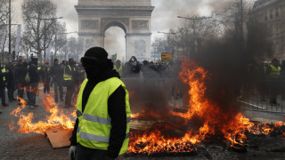 Κίτρινα γιλέκα: Φλέγεται ξανά το Παρίσι - Χιλιάδες διαδηλωτές μάχονται με τις δυνάμεις ασφαλείας
