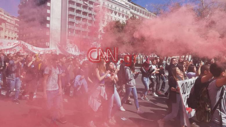 Ένταση και μολότοφ στο μαθητικό συλλαλητήριο στο κέντρο της Αθήνας