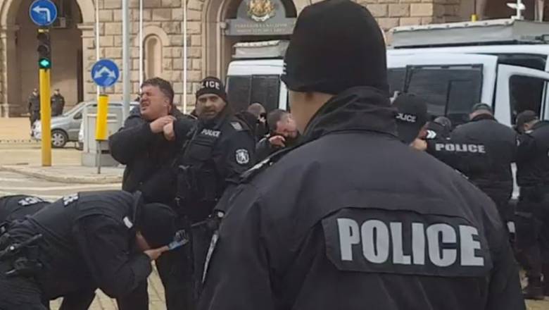 Ατζαμήδες αστυνομικοί ψεκάζονται με σπρέι πιπεριού