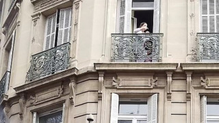 Εικόνες Marfin στη Γαλλία: Εγκλωβισμένη γυναίκα σε υποκατάστημα τράπεζας με το μωρό στην αγκαλιά της